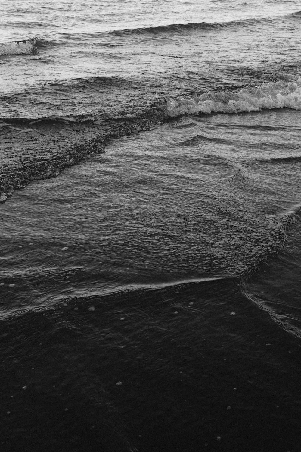 ocean waves crashing on shore during daytime