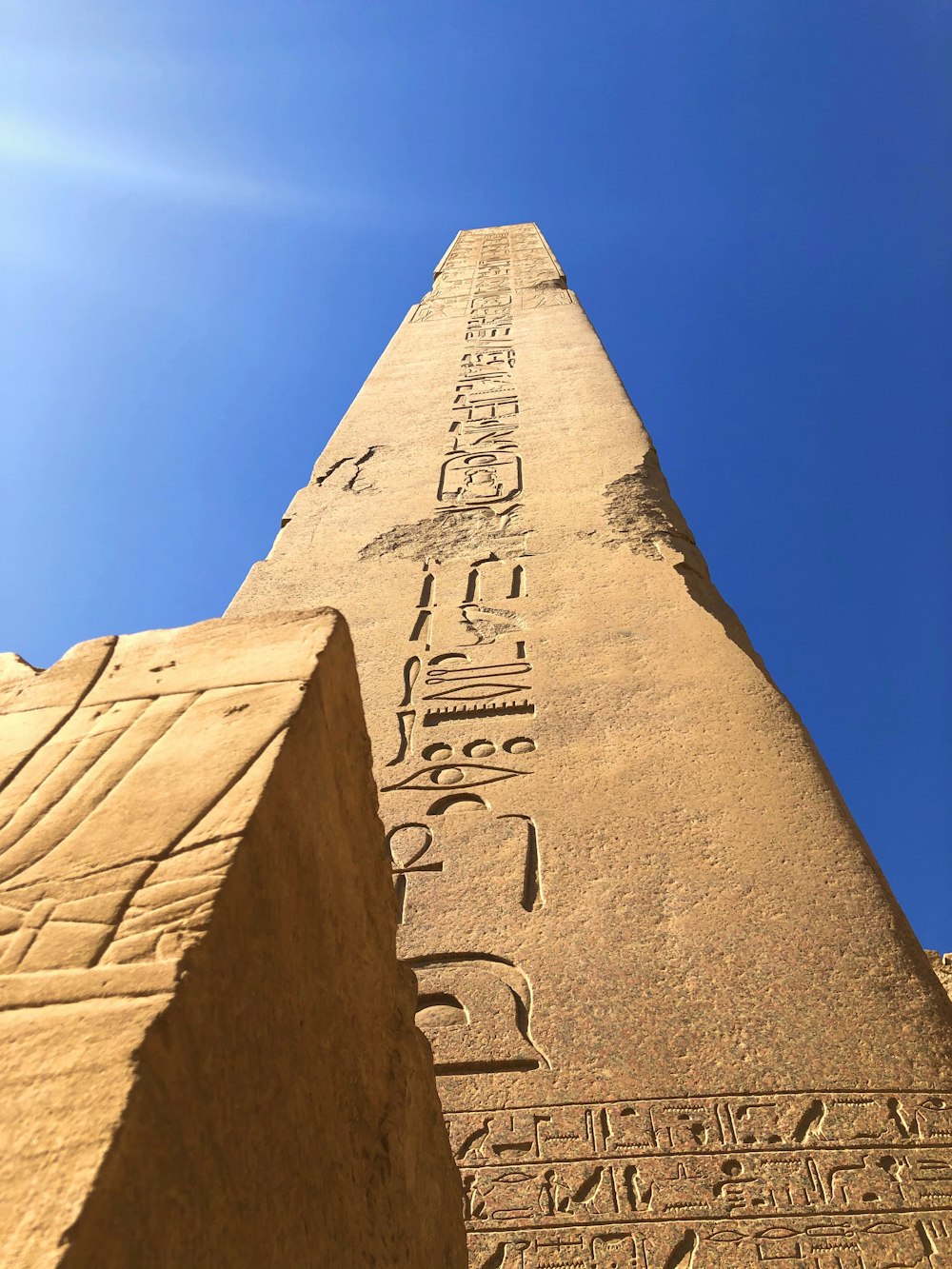昼間の青空の下の茶色のコンクリートピラミッド