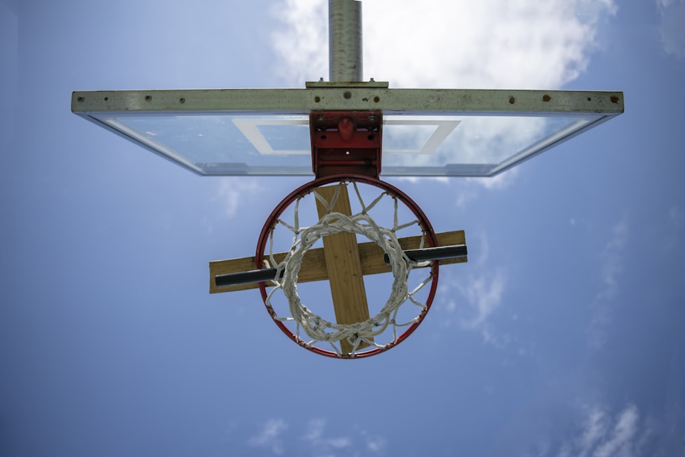 Tour métallique blanche et rouge sous ciel bleu pendant la journée