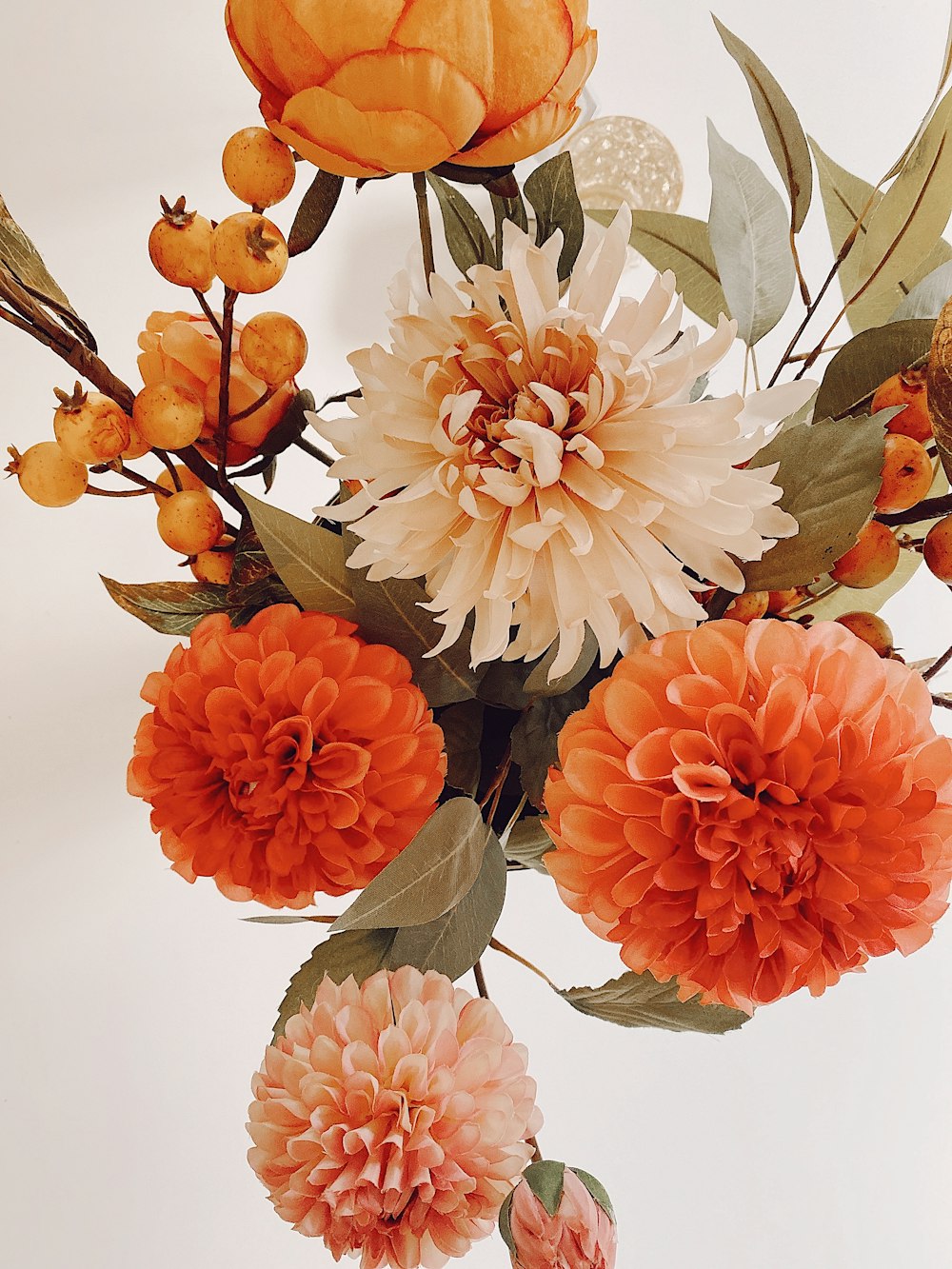 um vaso cheio de muitas flores laranja e branca
