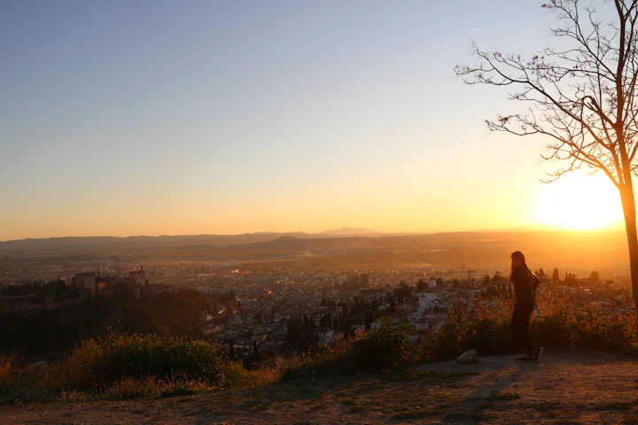 Zonsondergang boven Granada gezien vanuit de Albaicín