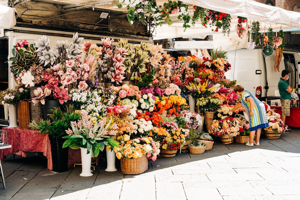 flores cor-de-rosa e amarelas na cesta tecida marrom