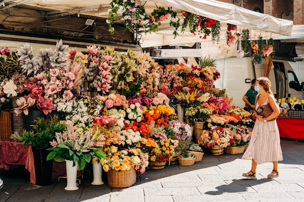 Geflochtener Korb mit frischen Blüten
