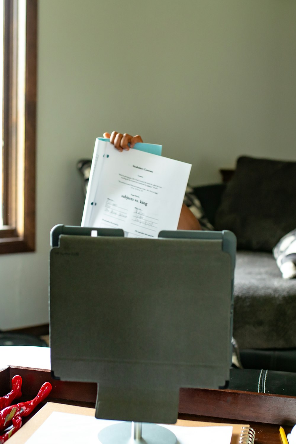 papier d’imprimante blanc sur table noire