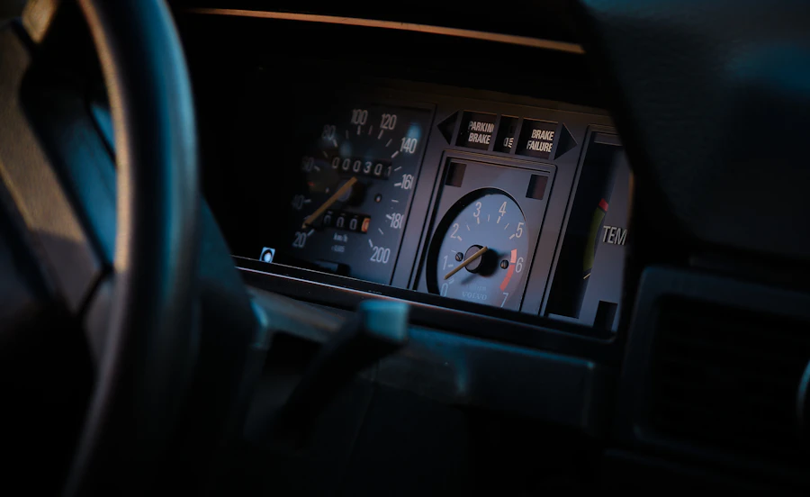 Instrumententafel eines Klassikers mit Tachometer und Drehzahlmesser