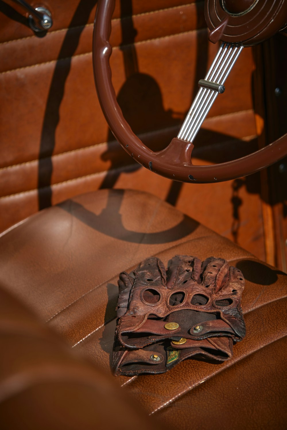 Chaise en bois marron avec coussin en cuir marron