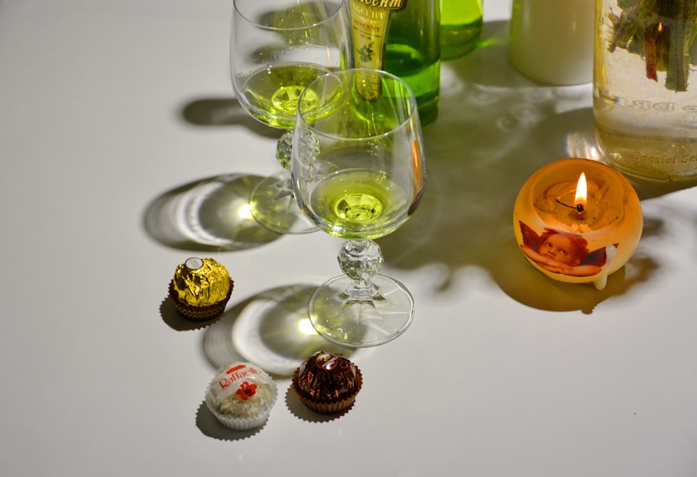 bicchiere da vino trasparente con liquido verde all'interno