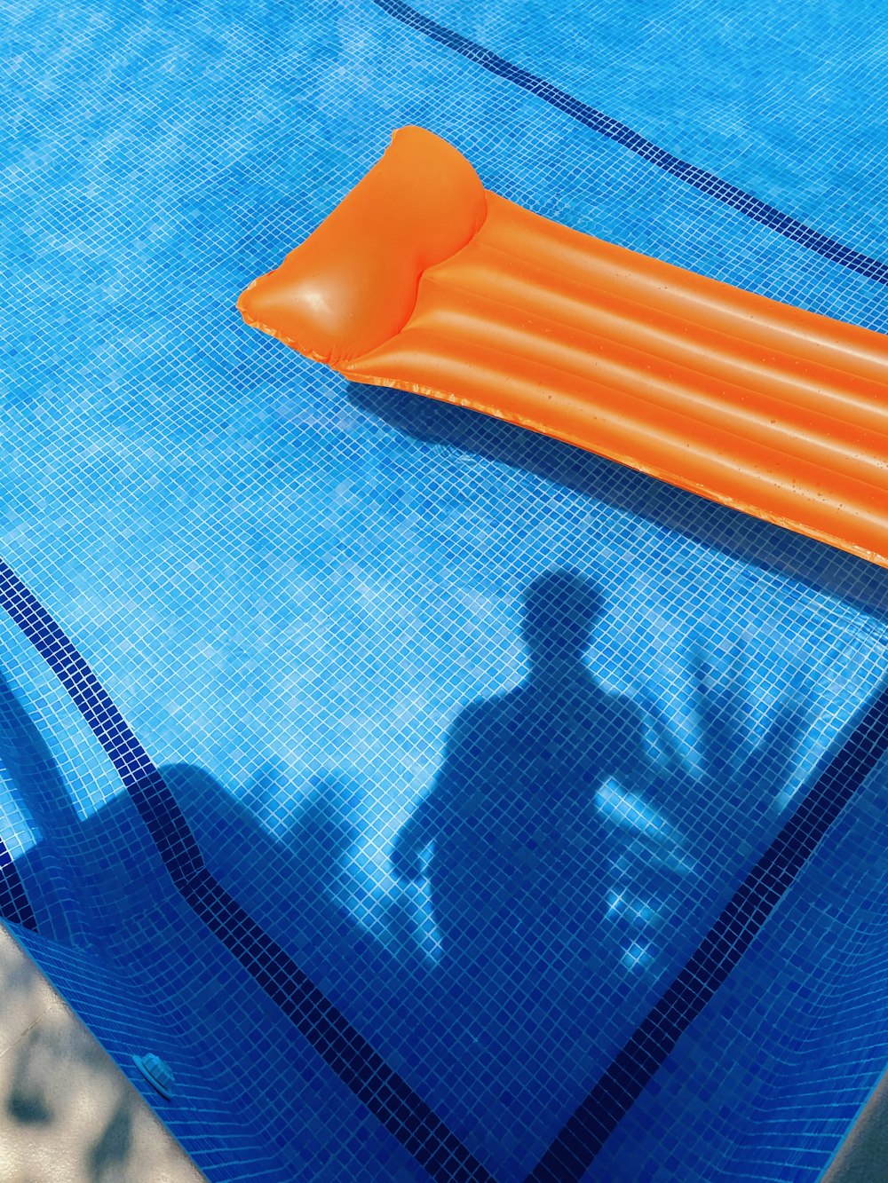 Herramienta de plástico naranja sobre textil azul