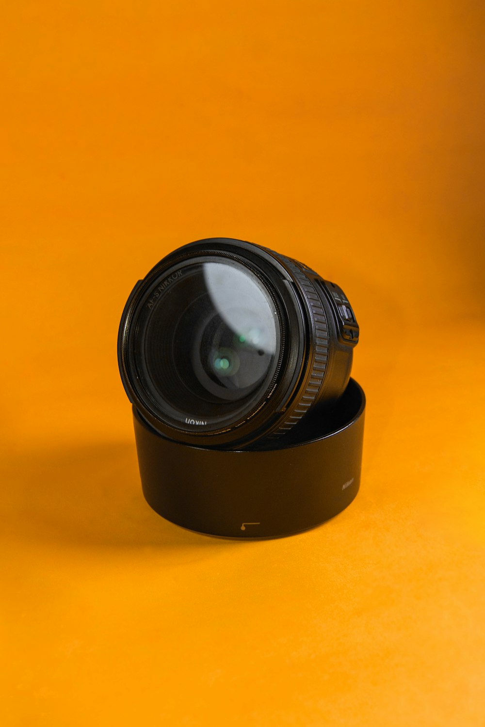 lente preta da câmera na superfície laranja