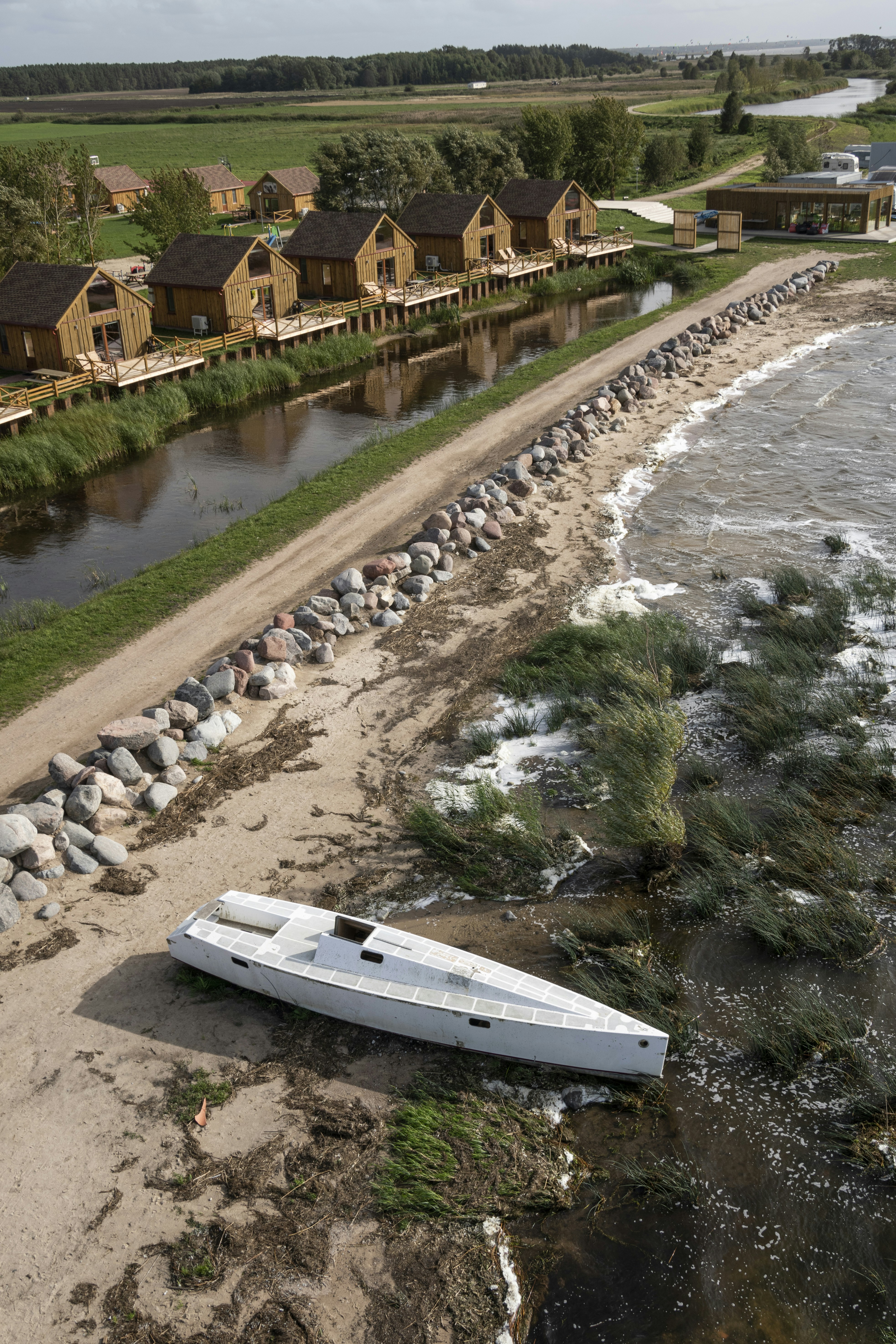 weißes Boot tagsüber auf dem Gewässer