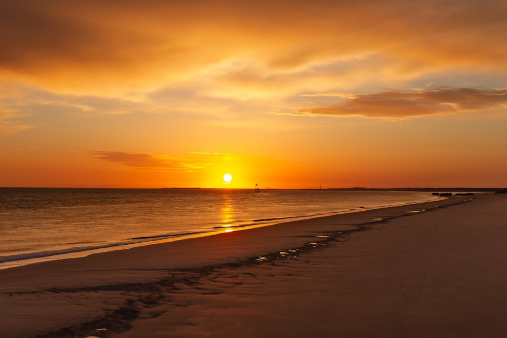 Olas del mar rompiendo en la costa durante la puesta de sol