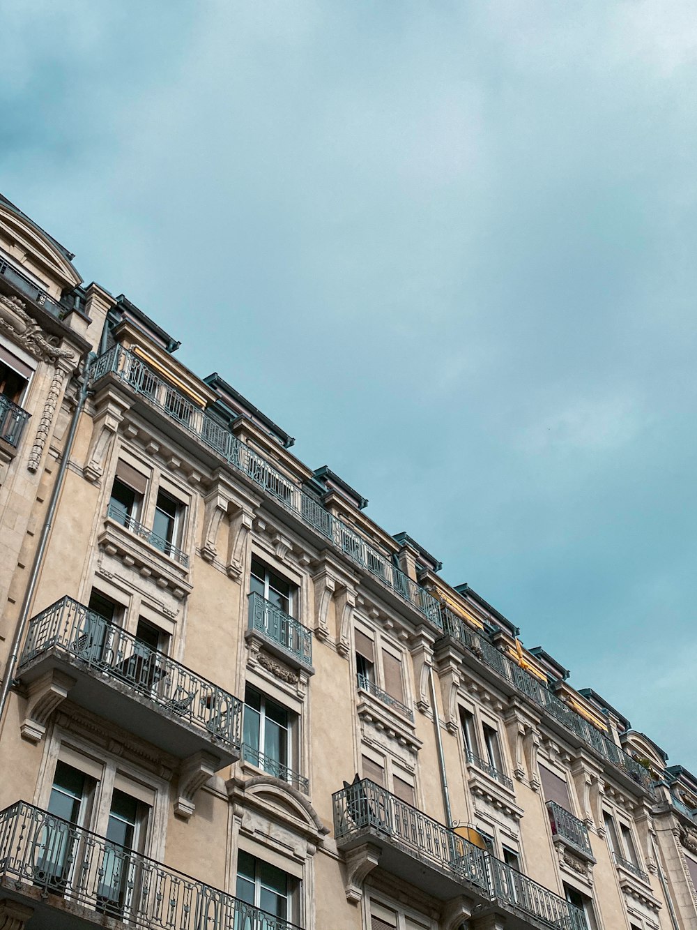 edifício de concreto marrom sob o céu azul durante o dia