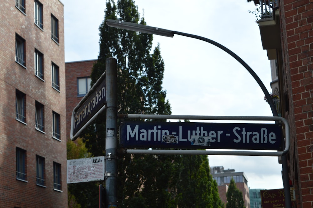 Un letrero de la calle frente a un edificio de ladrillo