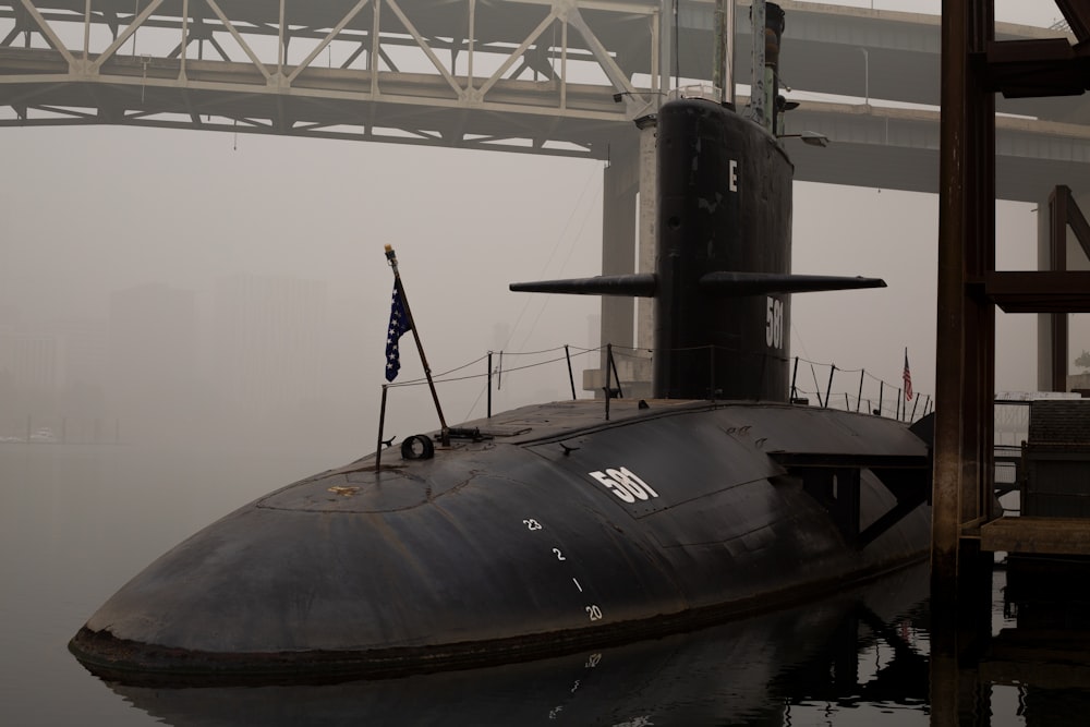 Nave nera sul mare durante il giorno