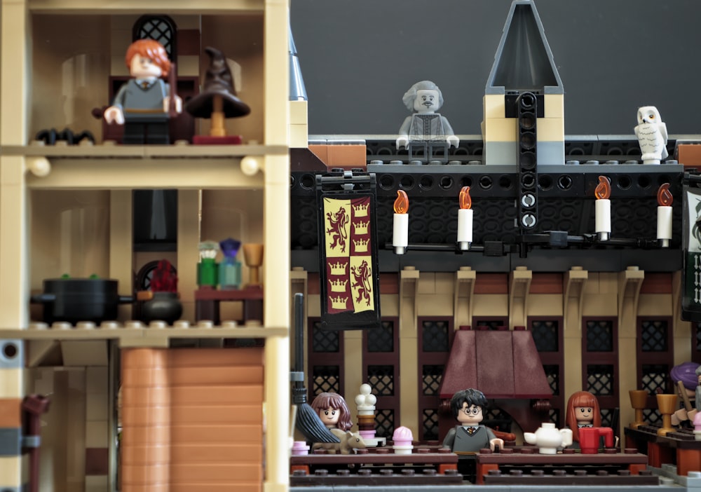 Juguetes LEGO en estantería de madera marrón