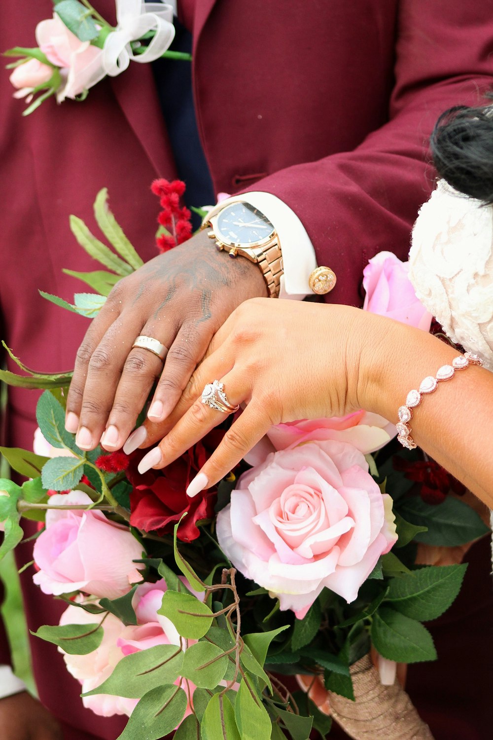 Femme en robe de mariée blanche tenant un bouquet de rose rose