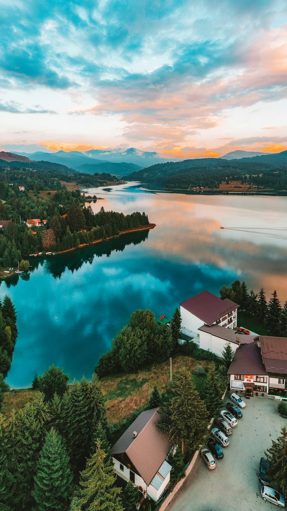 Casa blanca y marrón cerca del lago durante el día