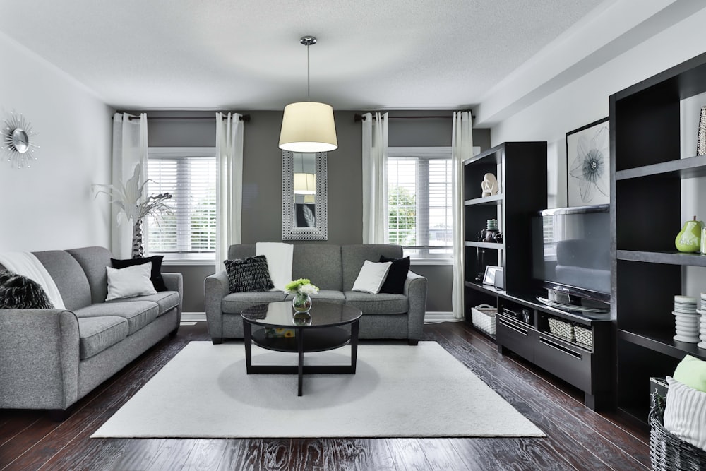 grau-weißes Wohnzimmer-Set