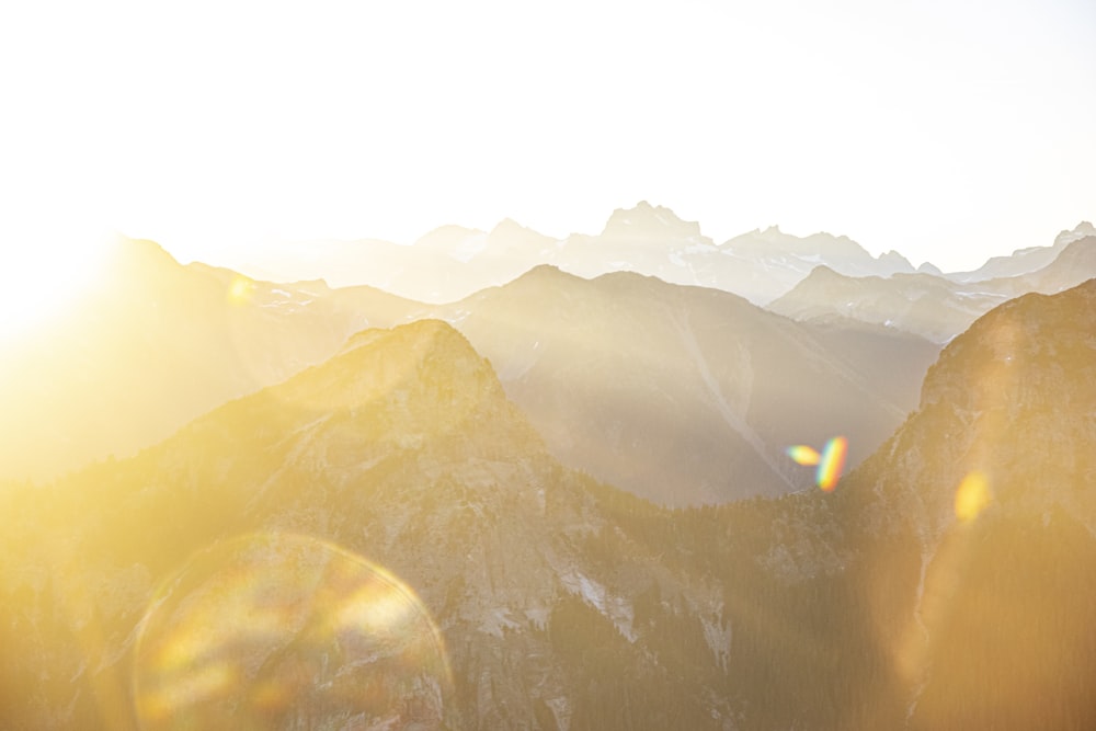 Berge unter weißem Himmel tagsüber