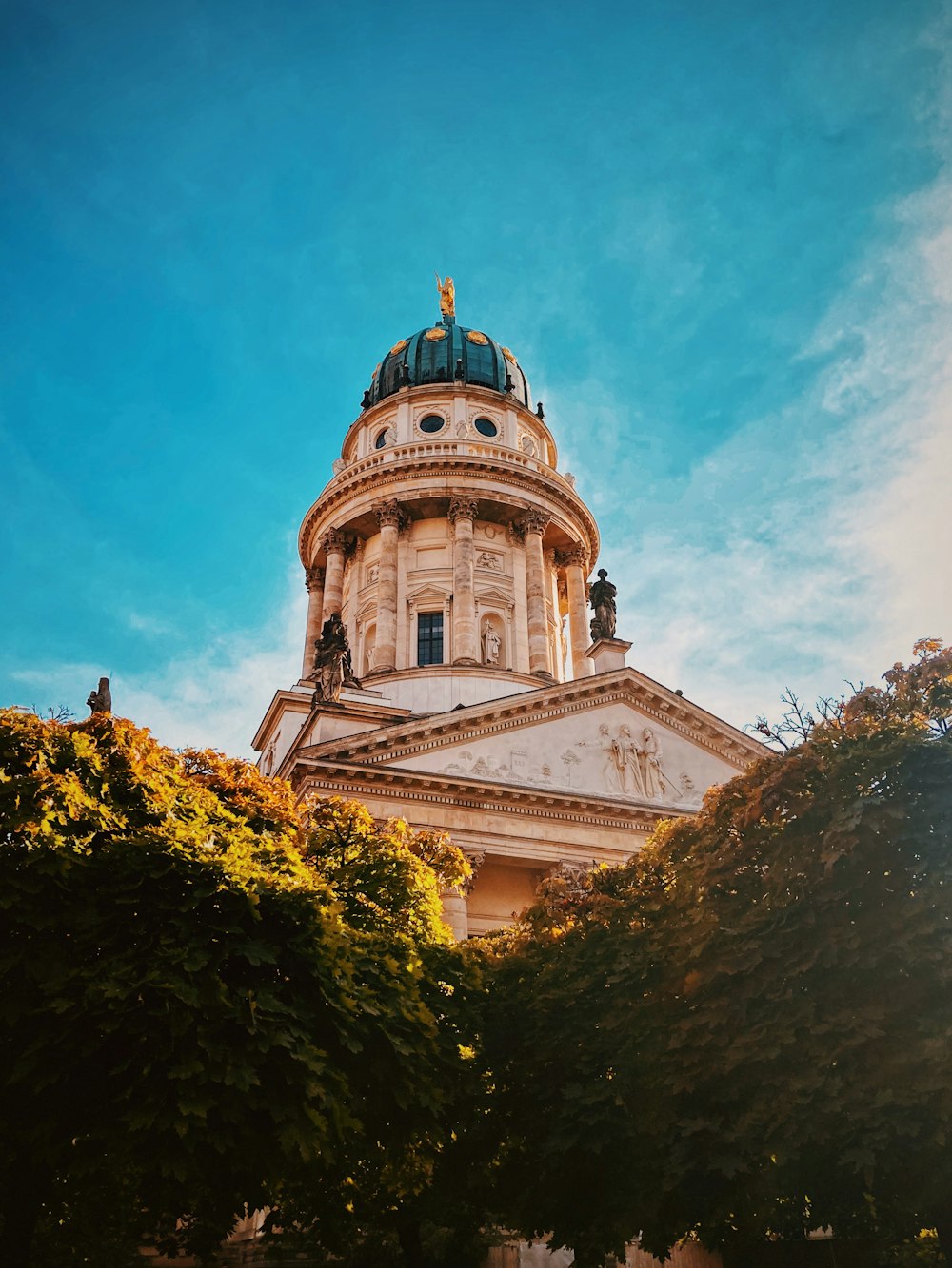 Weiß-braunes Betongebäude unter blauem Himmel tagsüber