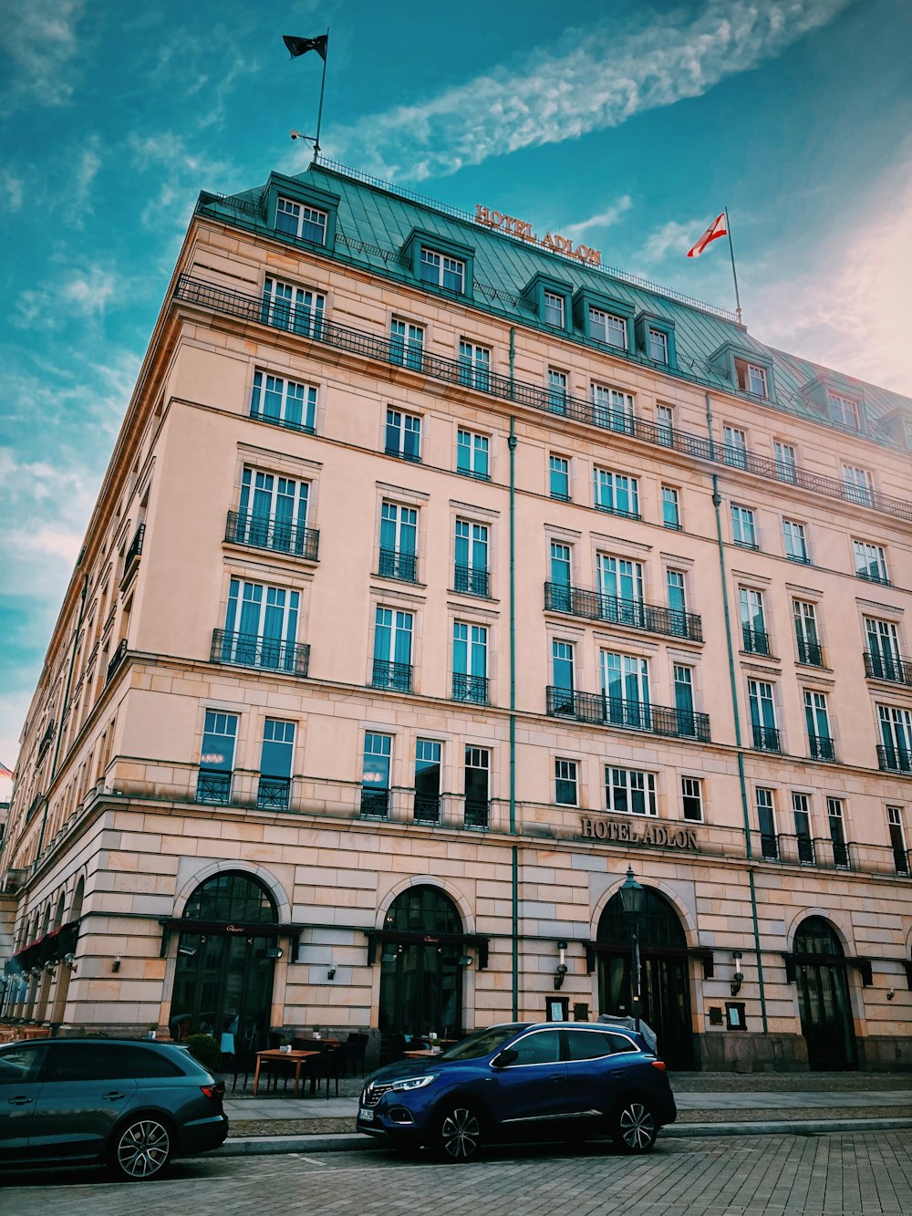 Edificio de hormigón marrón bajo el cielo azul durante el día