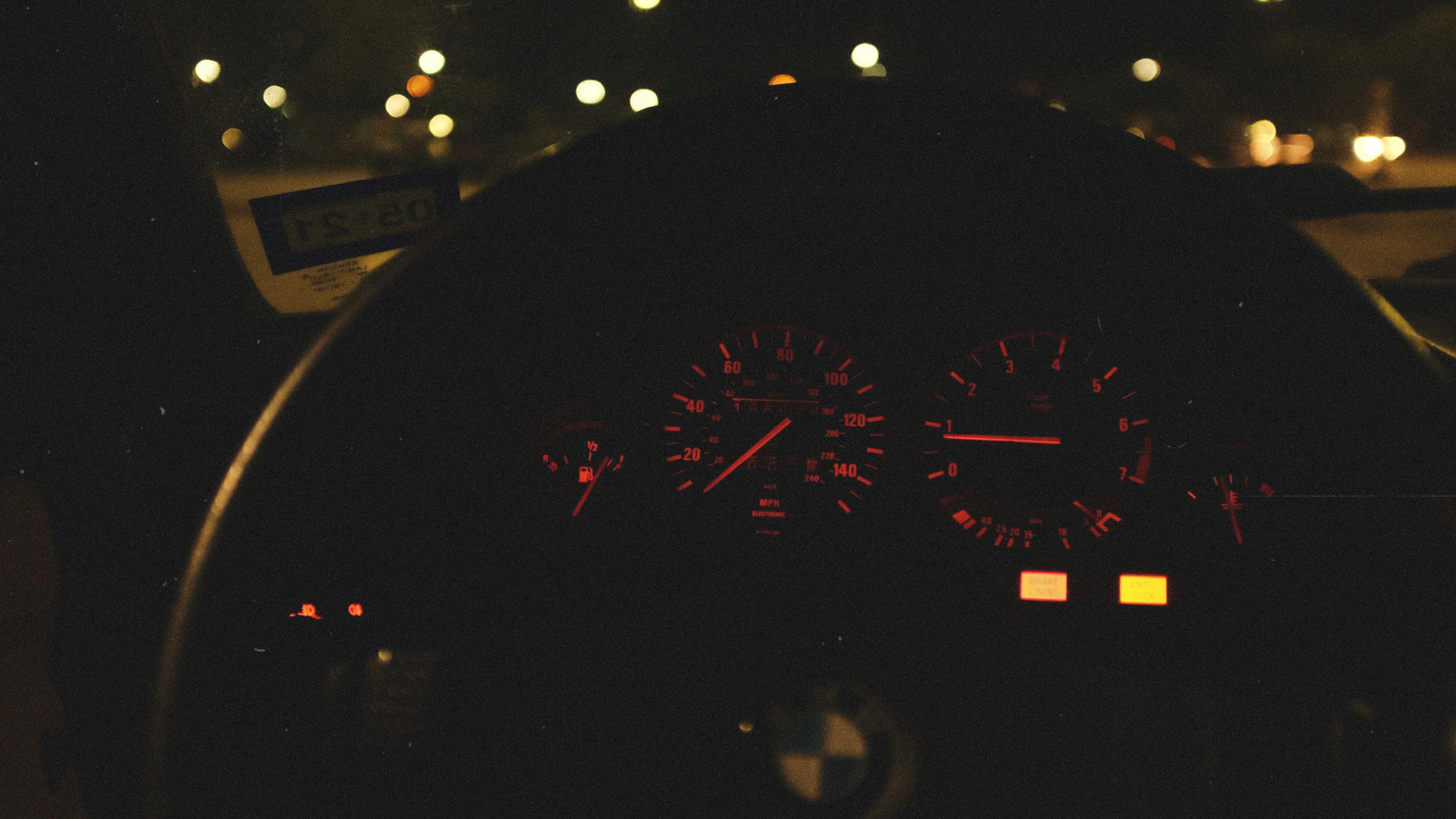 https://images.unsplash.com/photo-1600131514568-1cd95dd67fe7?ixid=M3w2MjYzNjJ8MHwxfHNlYXJjaHw5fHxGYXN0JTIwU3RvcHxlbnwwfDB8fHwxNzU5OTQ3NDM2fDA&ixlib=rb-4.1.0
