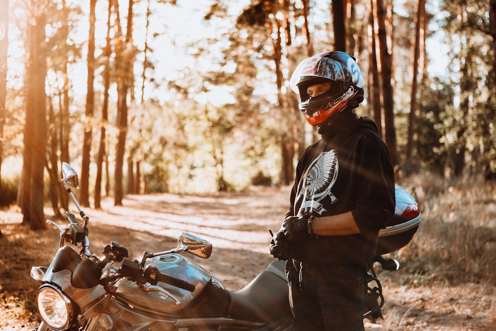 昼間バイクに乗っている黒と白のオートバイのヘルメットをかぶった男