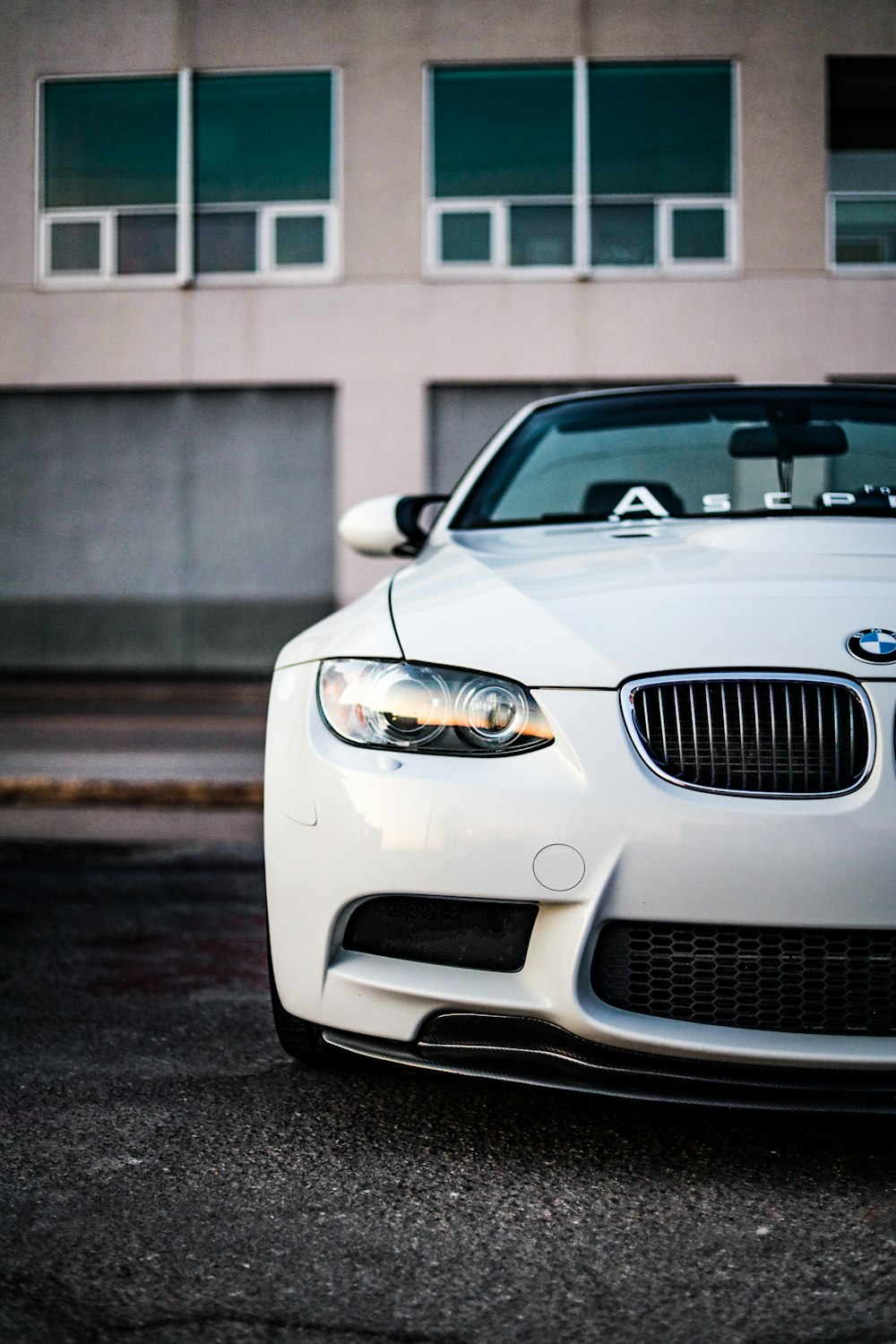 낮 동안 거리에 주차 된 흰색 BMW M 3