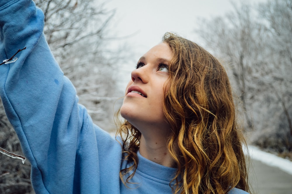 woman in blue crew neck shirt