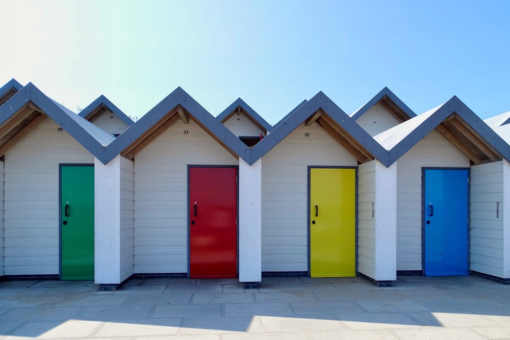 Maisons en bois jaunes, rouges, vertes et bleues