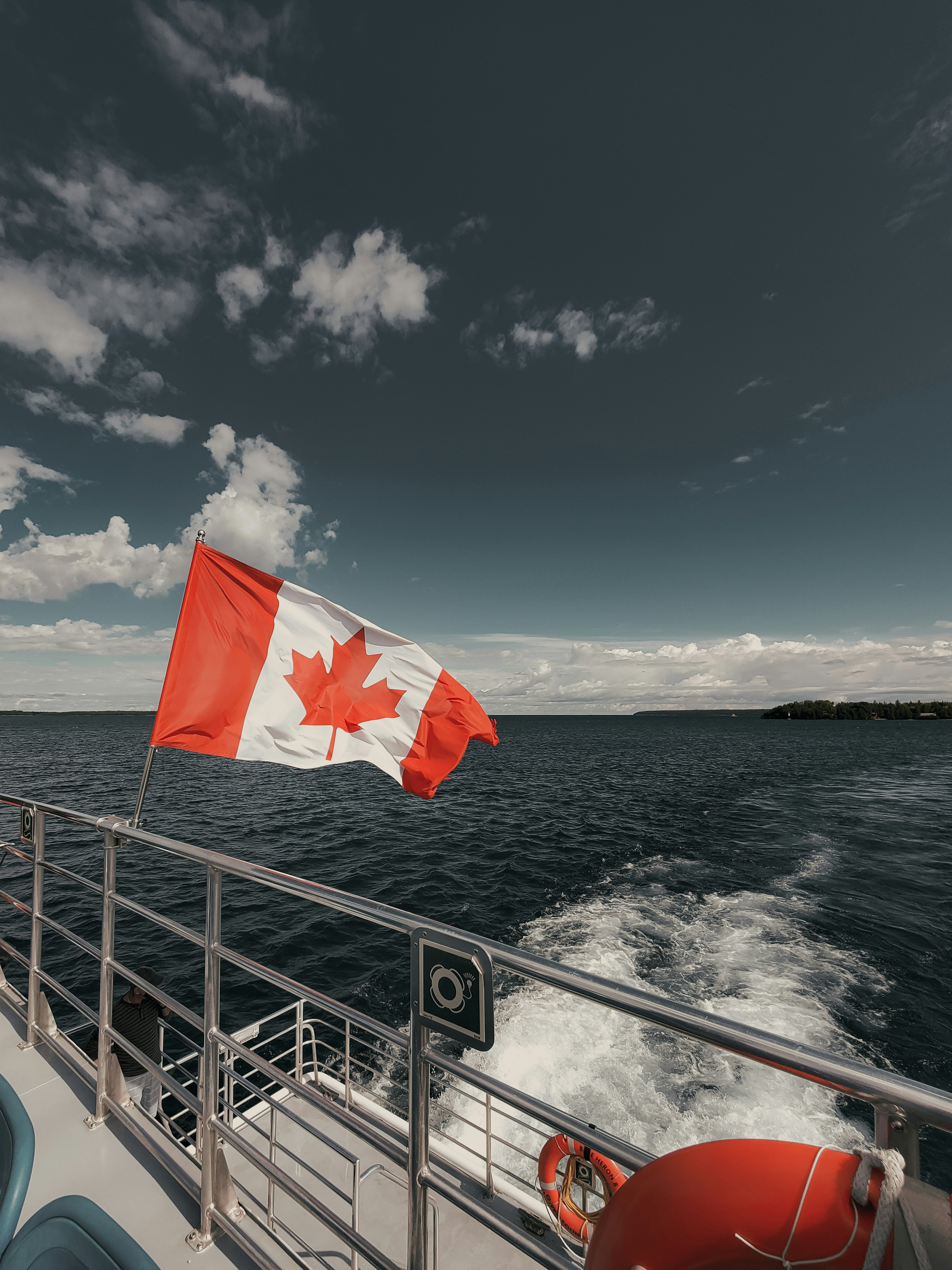 Bandera roja y blanca en barandillas de acero inoxidable