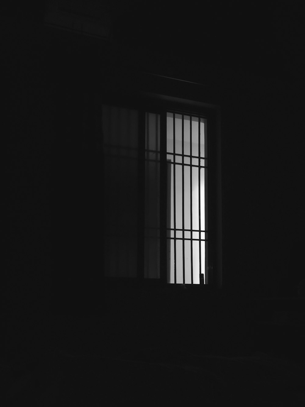 暗い部屋で黒枠のガラス窓の写真 Unsplashで見つけるグレーの無料写真