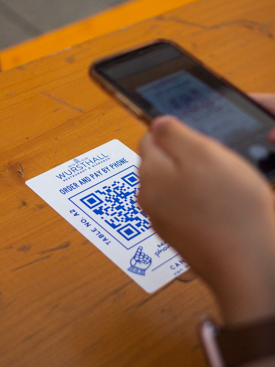 QR Code fixado em uma mesa