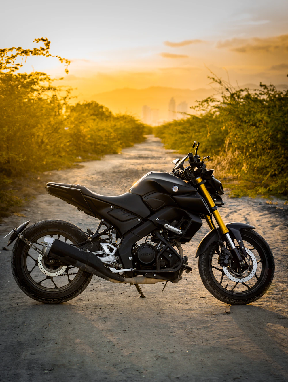 Moto estacionada en una vía