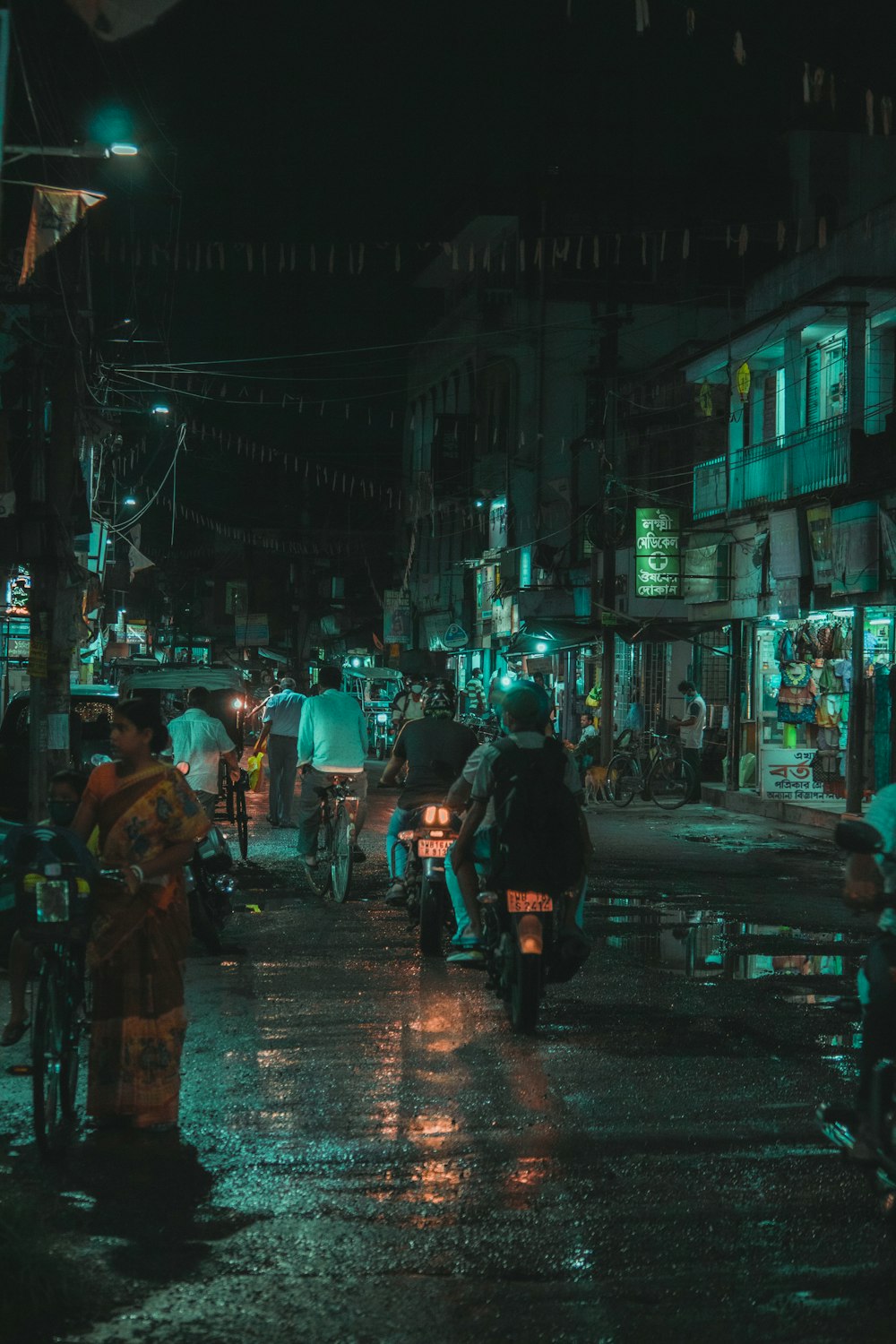 personas que caminan por la calle durante la noche