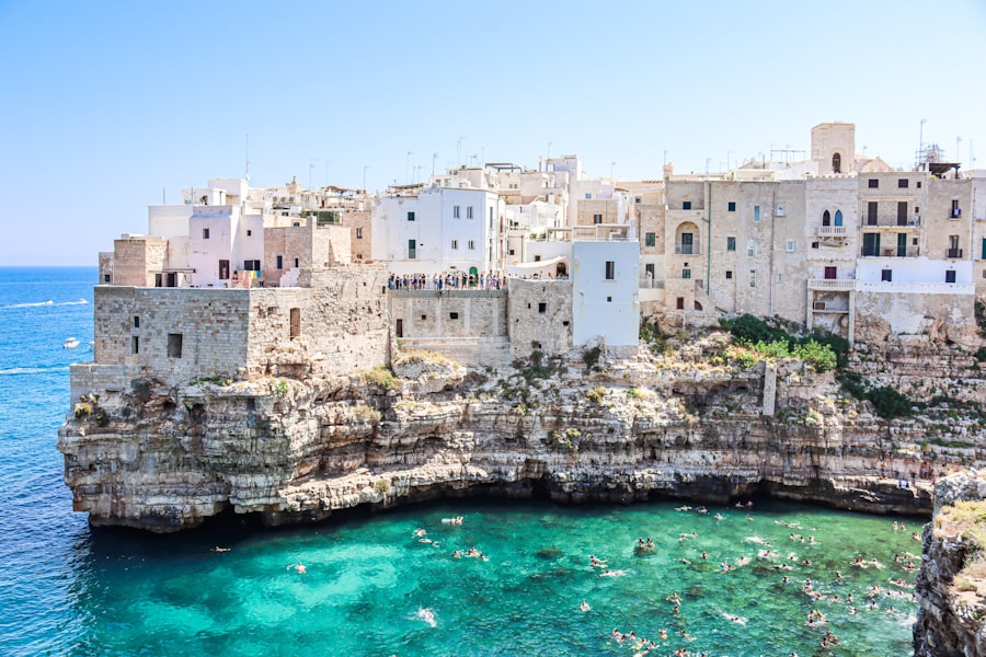Polignano a Mare — plaja dintre stânci, Puglia