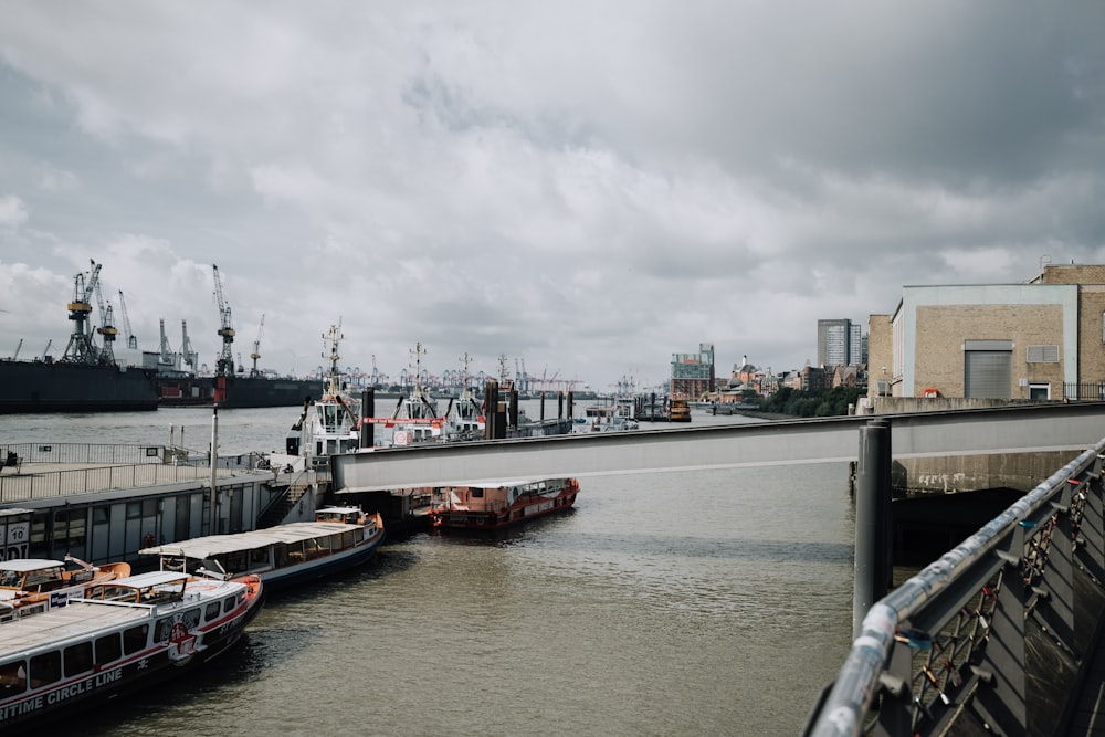 barco vermelho e branco na água durante o dia