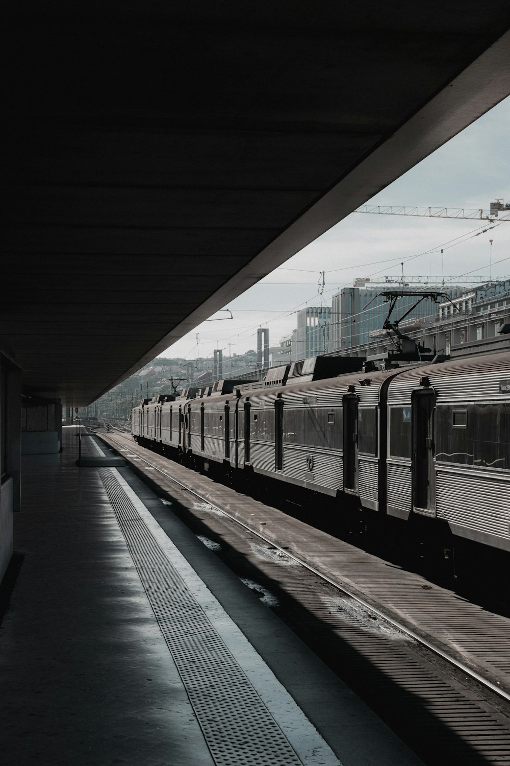 Estación de tren marrón y gris