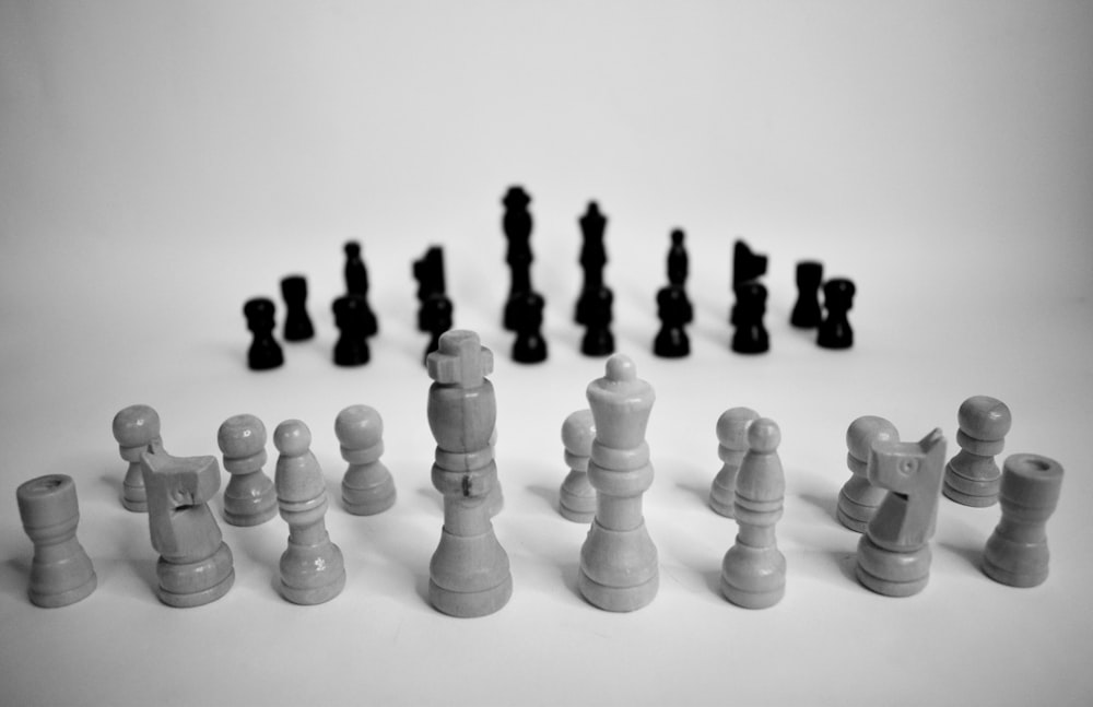 Pieza de ajedrez blanca y negra