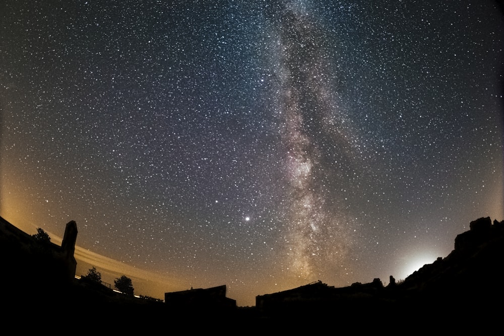 Silueta de montaña bajo la noche estrellada