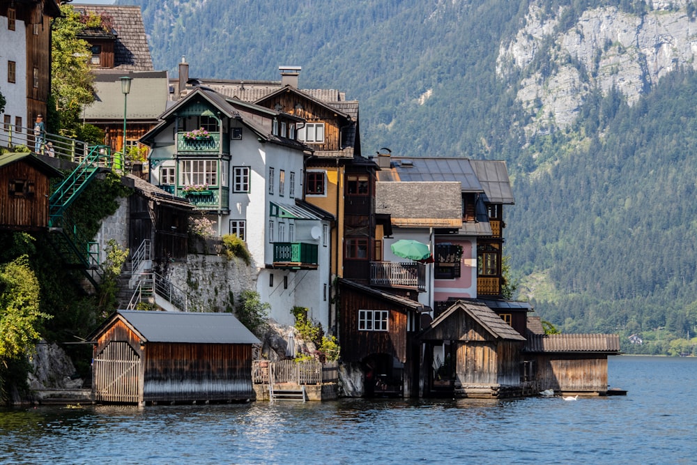 Maisons en béton brun et blanc au bord de la rivière pendant la journée