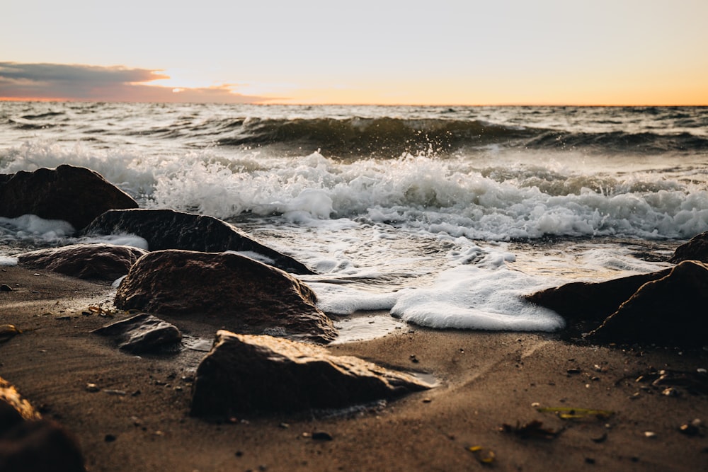 Onde dell'oceano che si infrangono sulla riva durante il giorno