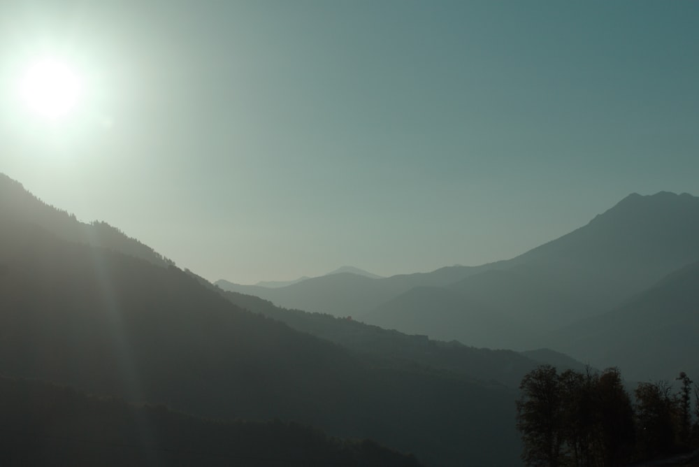 El sol brilla sobre una cadena montañosa