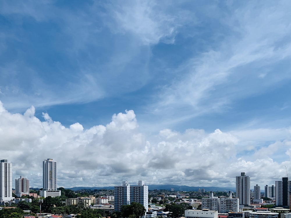 edificios de la ciudad bajo el cielo azul y las nubes blancas durante el día