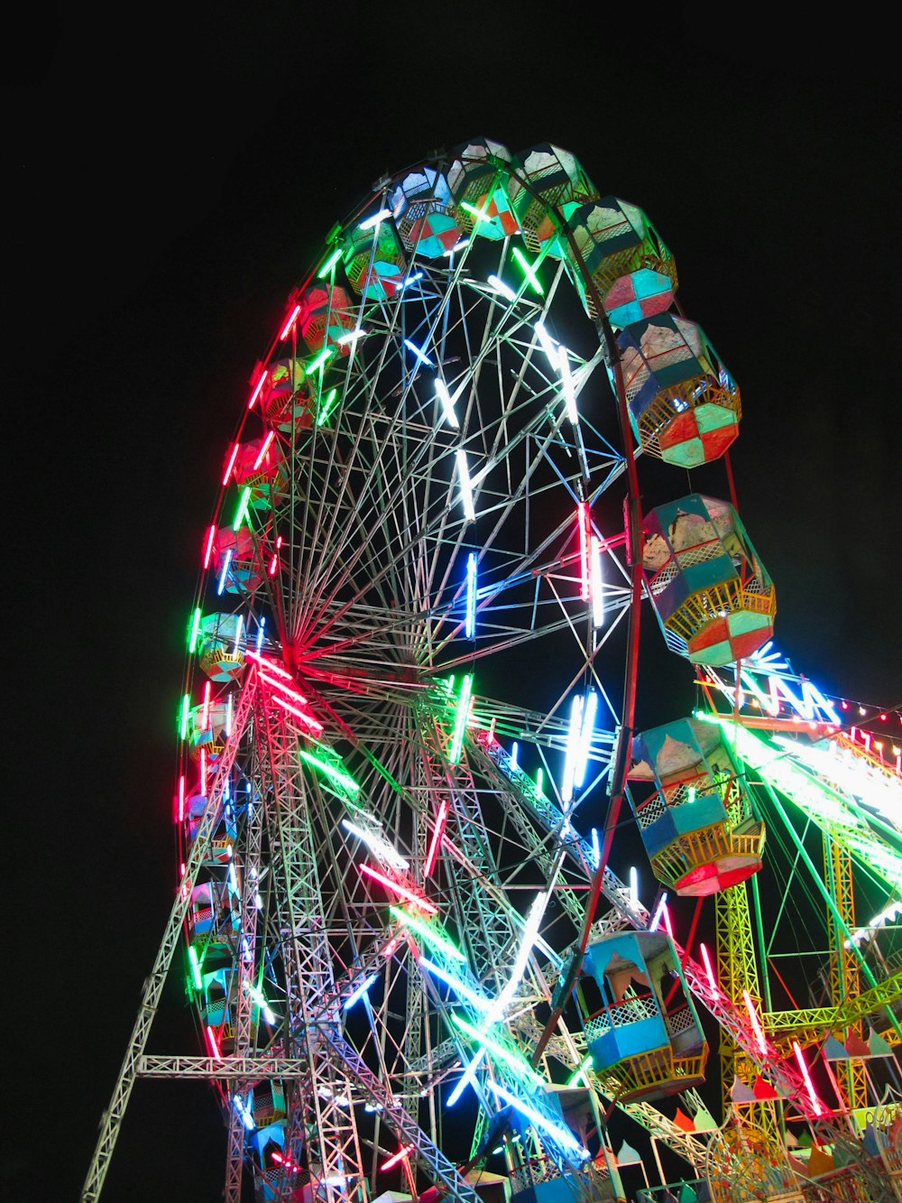 Noria verde y amarilla durante la noche