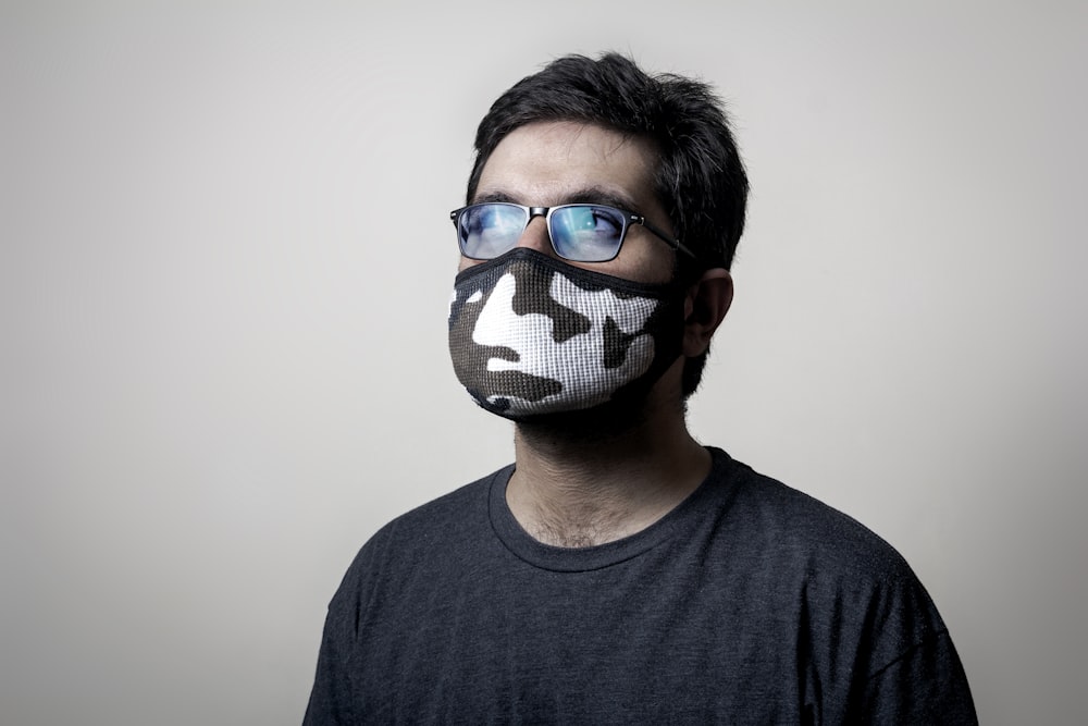 man in gray crew neck shirt wearing blue and black goggles