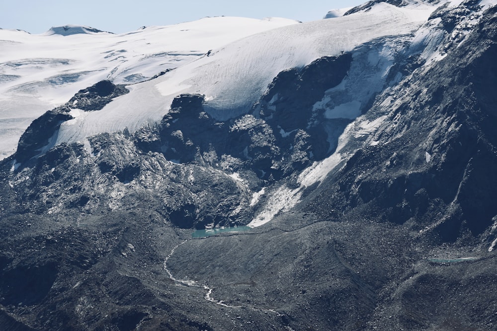 montanha coberta de neve durante o dia