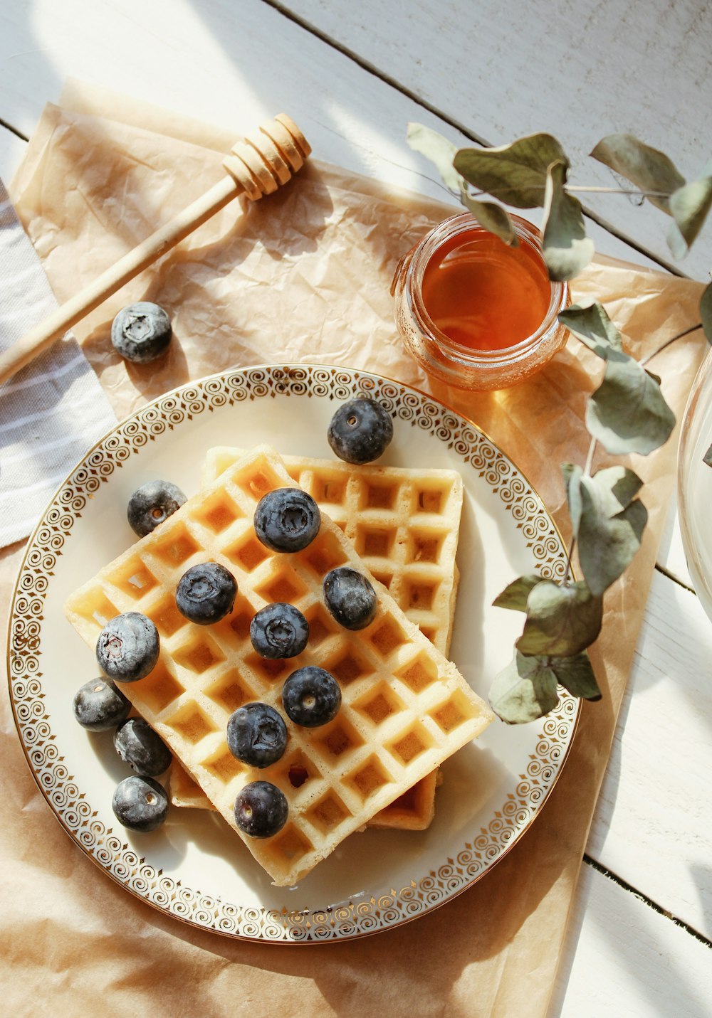 Waffel auf weißer Keramikplatte