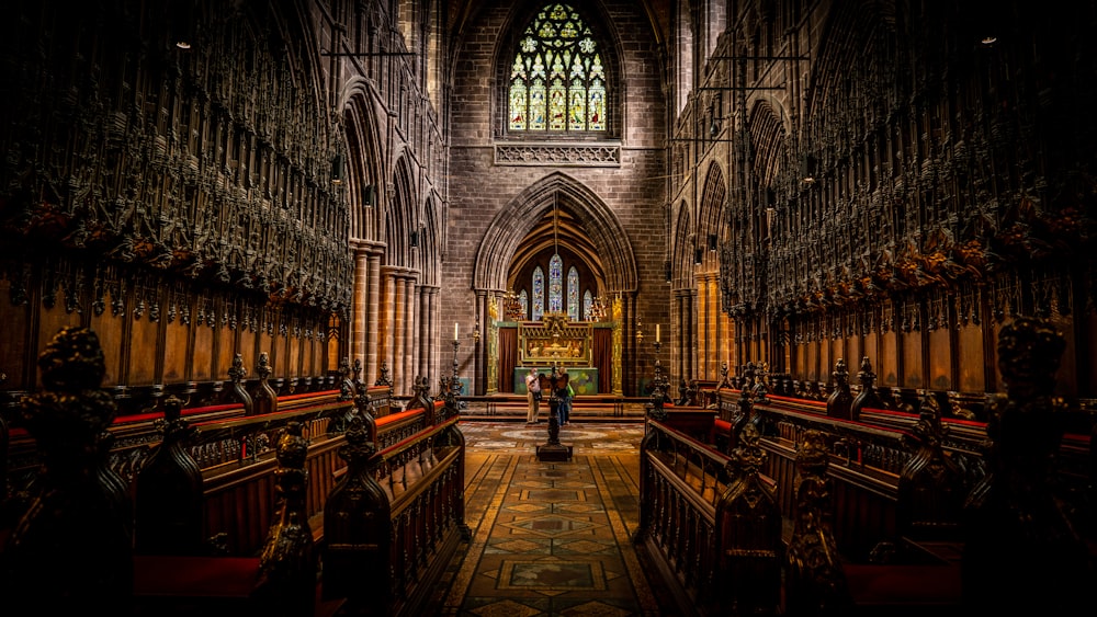 panca in legno marrone all'interno della cattedrale