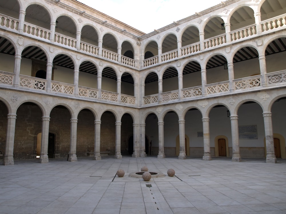 Edificio de hormigón blanco durante el día